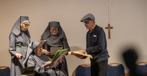 3 Frauen im Nonnenkostüm und ein Herr lesen Texte vor