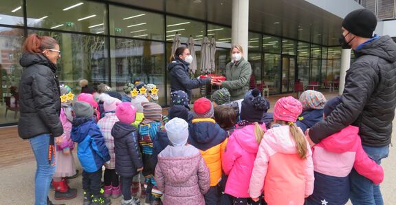 Senior:innen backen für Kinder (Bild: FSW)